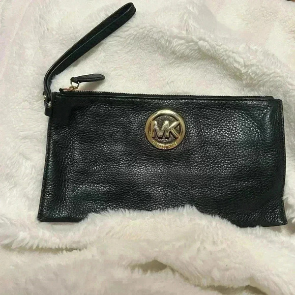 Michael Kors Handbags - Michael Kors Wristlet